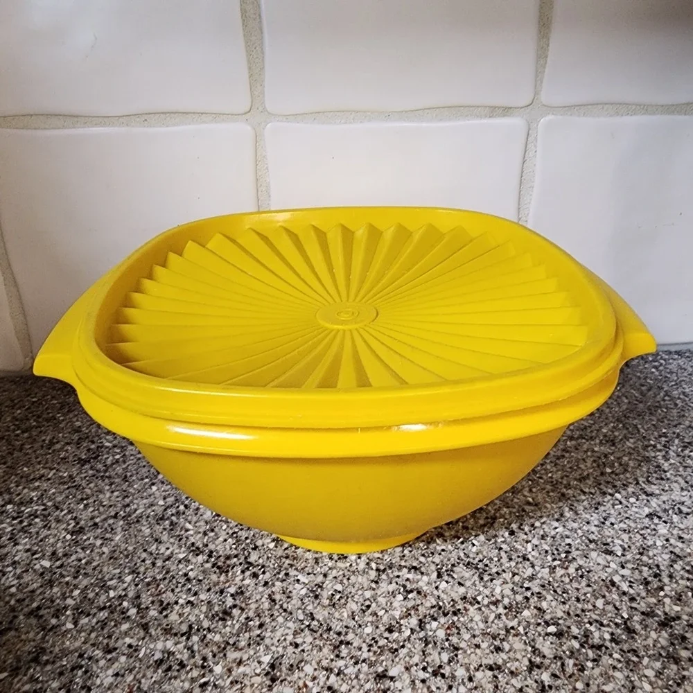 Vintage Tupperware Sunburst Yellow 8-cup Servalier Square Bowl with Lid 1970s